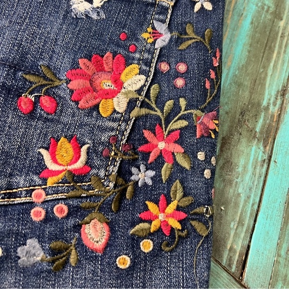 American Eagle Floral Embroidered Hi Rise Cut off Denim Jean Shorts Raw Hem 10 - Picture 10 of 15